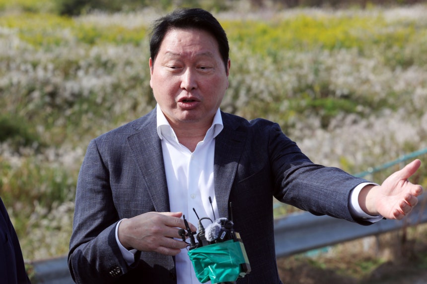 최태원 SK하이닉스 회장이 9일 오후 전남광주통합특별시 군공항 부지 방문을 마친 뒤 기자들의 질문에 답하고 있다.[연합]
