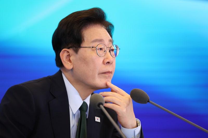 李<b>대통령</b> “오물 끼얹으며 공론의 장 어지럽히는 계정은 <b>차단</b>해야”
