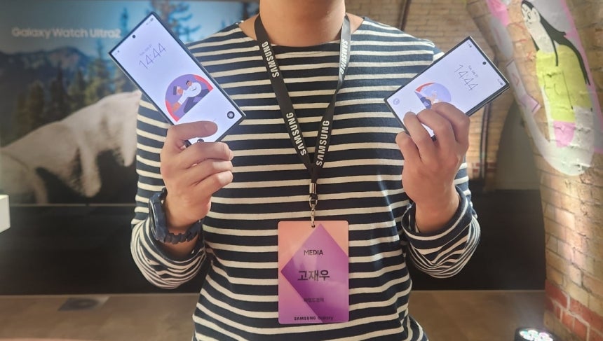 지난 7월 영국 런던 올드 빌링스케이트에서 열린‘갤럭시 언팩 2026’에서 공개된 갤럭시 Z 폴드8 울트라(왼쪽부터),갤럭시 Z 폴드8.고재우 기자