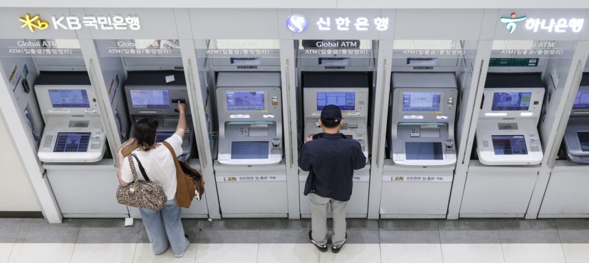 서울 시내의 시중은행들이 모여있는 ATM기기의 모습. 윤창빈 기자