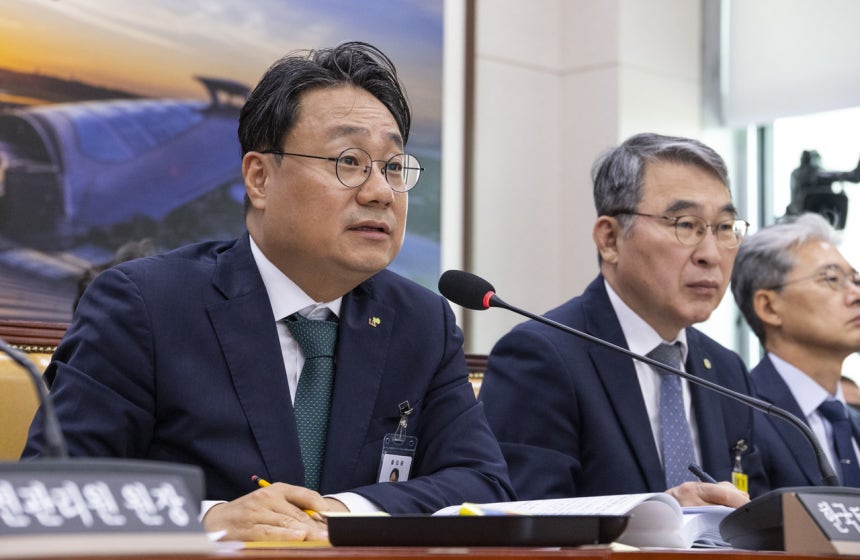 이성훈 한국토지주택공사(LH) 사장이 12일 국회에서 열린 국토교통위원회 국정감사에 출석해 LH의 부채 증가와 관련한 의원 질의에 답하고 있다. [연합]