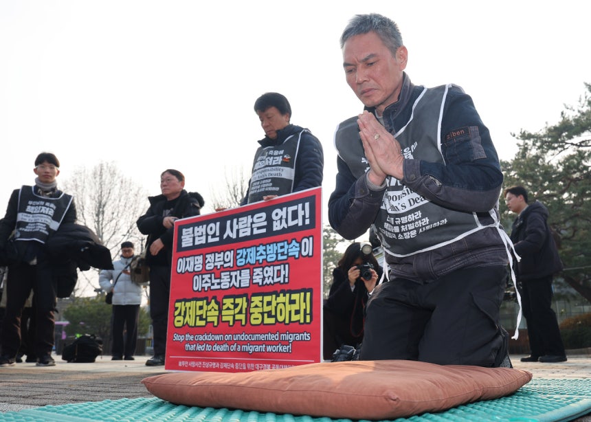 고(故) 뚜안 씨의 아버지가 지난해 12월 29일 서울 종로구 청와대 분수대 앞에서 사망에 대한 정부 사과·진상규명·강제 단속 중단을 촉구하며 108배를 하고 있다. [연합]