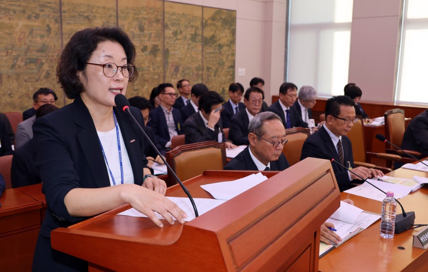 김윤지 한국콘텐츠진흥원장이 12일 국회에서 열린 문화체육관광위원회 국정감사에서 업무보고를 하고 있다.[연합]