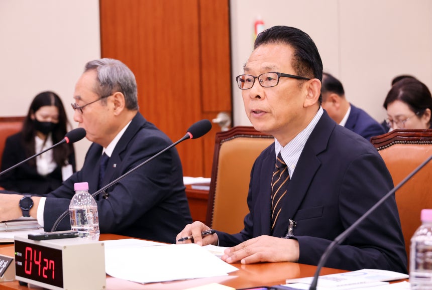 한상준 영화진흥위원회 위원장이 12일 국회에서 열린 문화체육관광위원회 국정감사에서 위원 질의에 답하고 있다.[연합]
