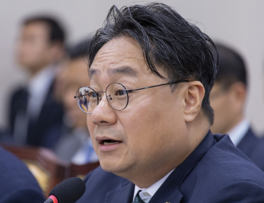 이성훈 한국토지주택공사(LH) 사장이 12일 국회에서 열린 국토교통위원회 국정감사에 출석해 LH의 부채 증가와 관련한 의원 질의에 답하고 있다. [연합]