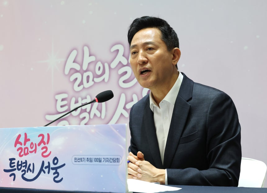 오세훈 서울시장이 7일 열린 취임 100일 기자간담회에서 취재진의 질문에 답변하고 있다.[연합]