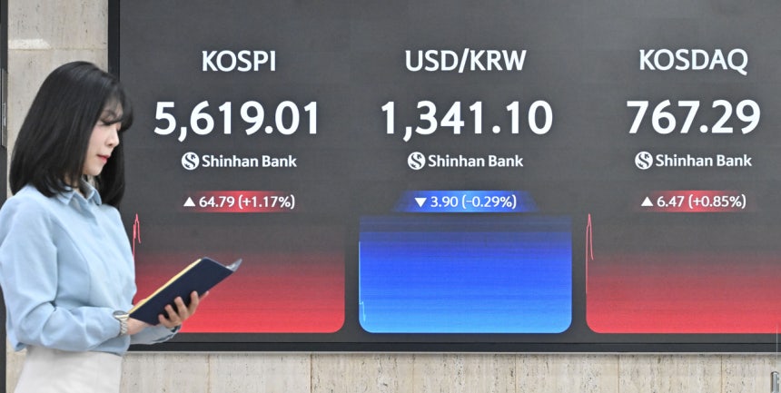 코스피 지수가 16일 전날 급락을 딛고 상승 출발했다. 이날 오전 서울 중구 신한은행 로비 전광판에 코스피 지수가 5610선을 기록하고 있다. 임세준 기자