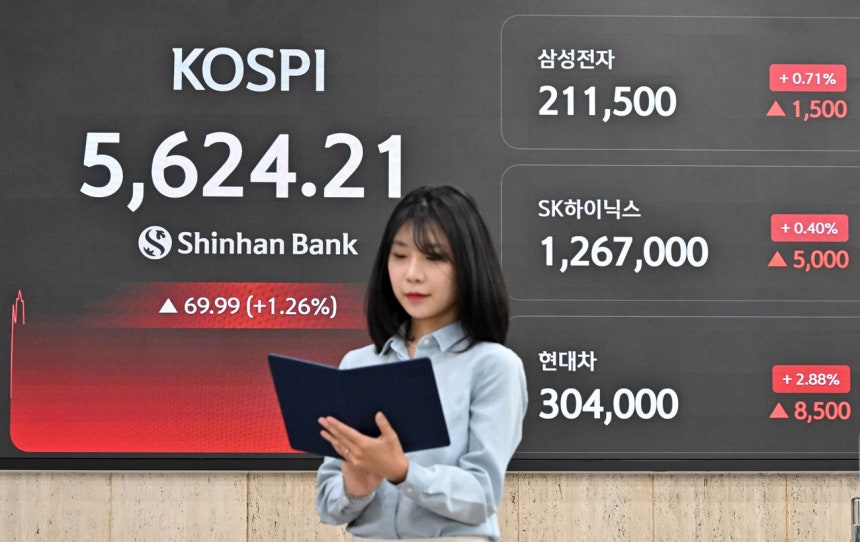 코스피 지수가 전날 7% 넘게 폭락한 가운데 16일 반등세가 나오면서 장중 5700선을 회복하고 있다. 이날 오전 서울 중구 신한은행 로비 전광판에 코스피 지수와 삼성전자·SK하이닉스·현대차 주가가 표출되고 있다. 