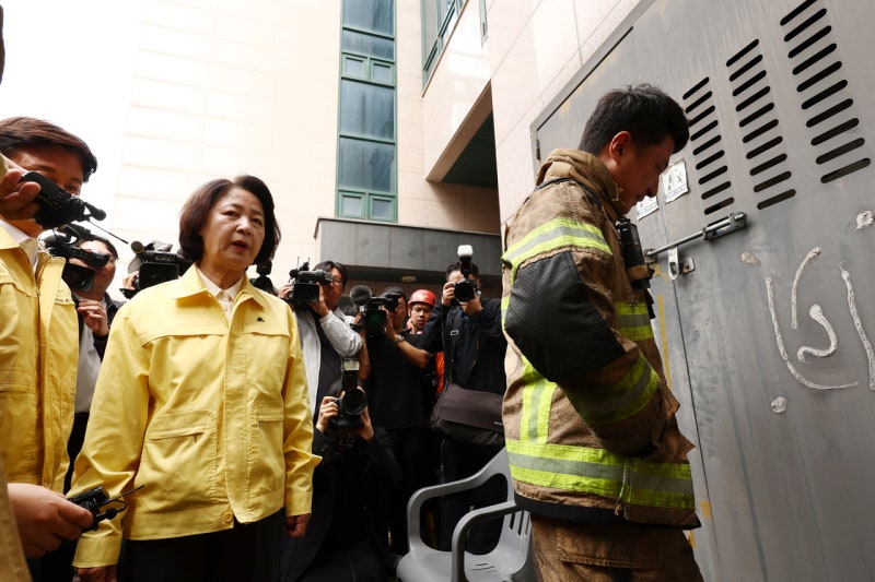 與, <b>추미애</b> ‘<b>소방</b> 재정 <b>빨대</b>’ <b>발언</b> 대신 사과…秋는 침묵