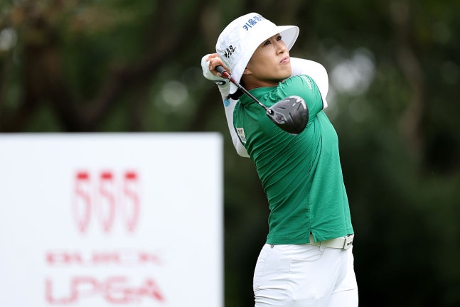 양희영이 16일 중국 상하이 서산 골프클럽에서 열린 LPGA투어 뷰익 LPGA 상하이 2라운드 2번홀에서 티샷을 하고 있다. [게티이미지]