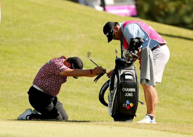 정찬민이 17일 경기도 파주 서원밸리 컨트리클럽에서 열린 KPGA투어 더채리티 클래식 3라운드 3번 홀 페어웨이에서 캐디에게 아이언을 건네받고 있다.