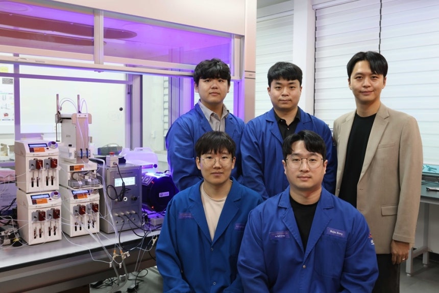 이번 연구를 수행한 박윤수(뒷줄 오른쪽 끝) KAIST 교수 연구팀.[KAIST 제공]