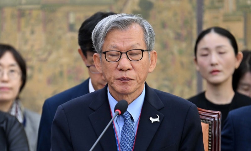 <b>유홍준</b> 관장, ‘친일파 글씨 추천 논란’에 “중대한 불찰, 국민·애국지...