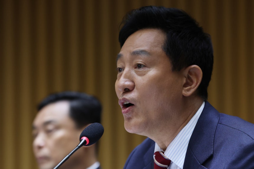 오세훈 서울시장이 19일 서울시청에서 열린 서울시에 대한 국회 국토교통위원회 국정감사에서 위원 질의에 답하고 있다. <연합>
