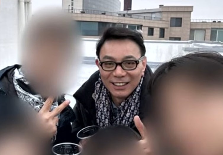 화장품사 대표 ‘허리띠 <b>폭행</b>’ 추가 폭로…“벨트 푸는 것 수없이 봐....