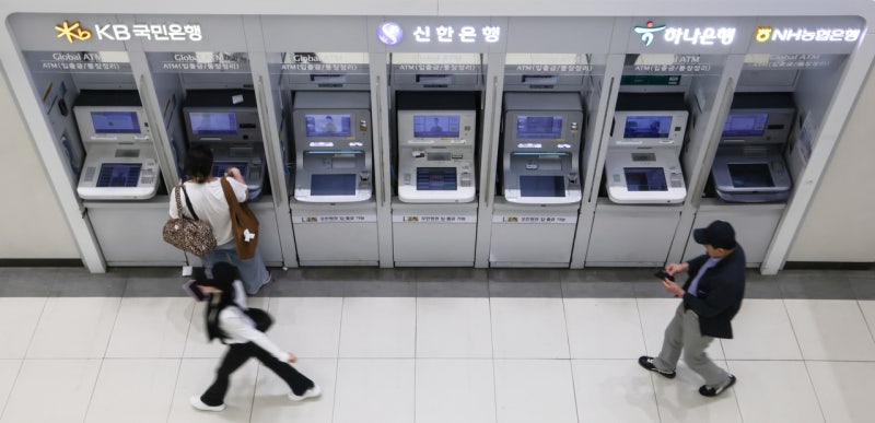 <b>은행 연체율</b> 10년 만에 <b>최고</b>…중소기업·자영업자 부실 부담 커졌다