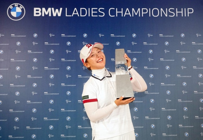 요시다 유리(일본)가 25일 전남 해남군 파인비치 골프 링크스에서 열린 LPGA 투어 BMW 레이디스 챔피언십에서 우승한 뒤 트로피를 들고 활짝 웃고 있다. [대회 조직위 제공]