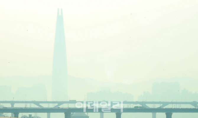 【韓国】13日連続で空が灰色の韓国　犬もマスクをつけて散歩 	->画像>25枚 