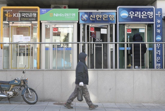 신한은행, 상반기 <b>이자</b> 61억 깎아줬다…건당 <b>감면</b>액 1위는 하나은행