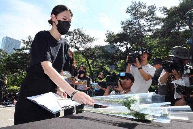 현직 <b>교사</b> "교육부가 혼란 초래…집회, 아이들 위한 것"