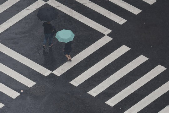 목요일도 전국 곳곳 가을비…오후부터 점차 소강[<b>내일날씨</b>]