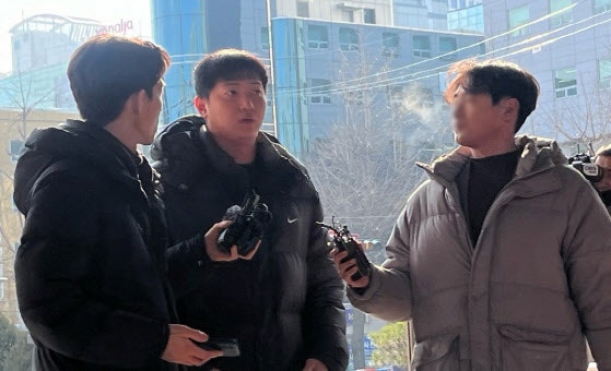 "<b>김하성</b> 주장 사실과 다르다"…`폭행 논란` <b>임혜동</b>, <b>경찰</b> 출석