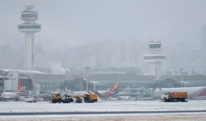 눈보라 휘날리는 <b>제주공항</b>…결항에 7500명 이상 발묶여