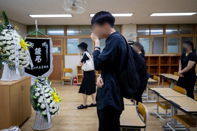 ‘<b>서이초</b> 연필사건’ 의혹 글 쓴 <b>교사</b>, <b>경찰</b> 소환…"학부모 비방목적 없어"