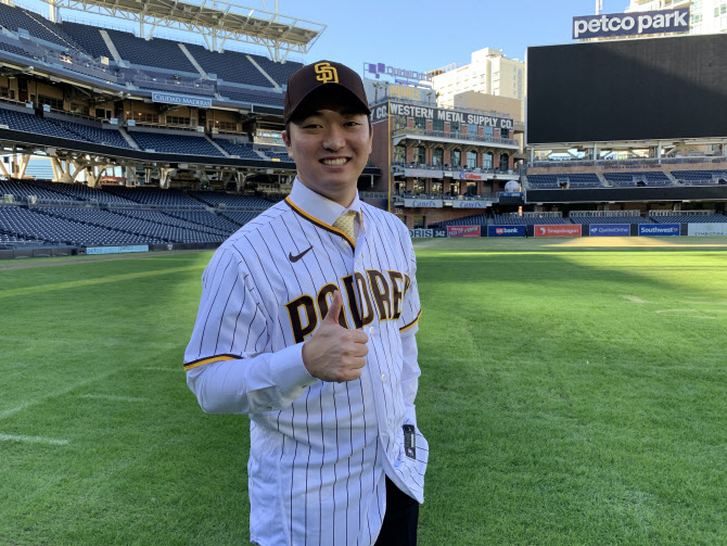 팬그래프닷컴 “<b>고우석</b>, MLB 첫 시즌 <b>3세이브</b> 11홀드 예상”