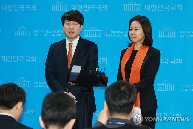 <b>이준석</b>, '노인 <b>지하철</b> 무상이용 폐지' 공약…"연 12만원 선불형카드 지급"