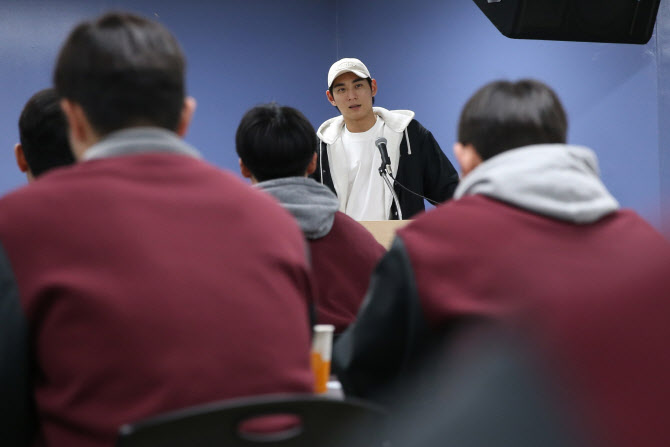 '빅리거' 이정후, 키움 <b>신인</b> <b>오리엔테이션</b> 일일강사 변신