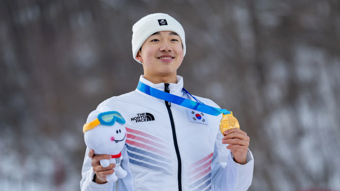 '프리스타일 기대주' <b>이윤승</b>, 남자 모굴 1위...한국 4번째 <b>금메달</b>