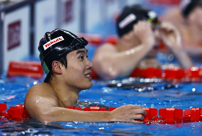 <b>황선우</b>, ‘한국 수영 최초’ <b>세계선수권</b> 자유형 100m <b>결승행</b>