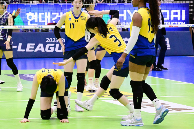 여자부 선두 <b>현대건설</b>, <b>도로공사</b>에 풀세트 승...男선두 대한항공, 5연승
