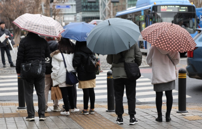 월요일 출근길 '우산' 챙겨요…포근한 날씨 속 전국 비[오늘날씨]