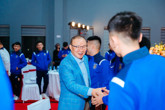 '차기 대표팀 사령탑 후보' <b>박항서</b> 감독, 구단 <b>고문</b>으로 베트남 축구계 복귀