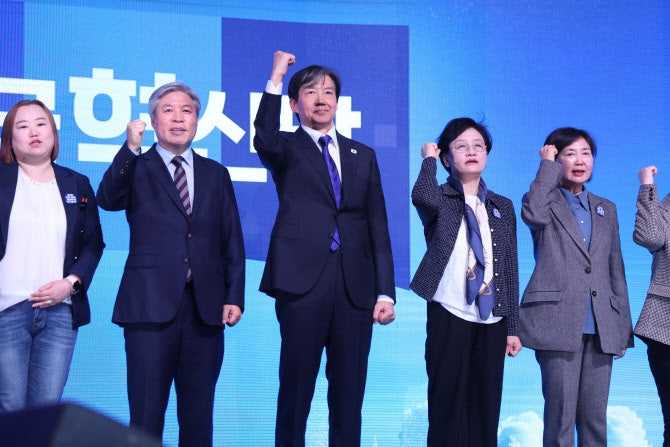 <b>조국혁신당</b> <b>대표</b>로 올라선 <b>조국</b>…팬덤 업고 비례정당 2위