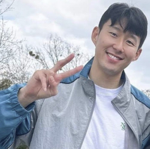 붕대 풀었지만…<b>손흥민</b> 퉁퉁 부은 <b>손가락</b> 공개에 '맴찢'