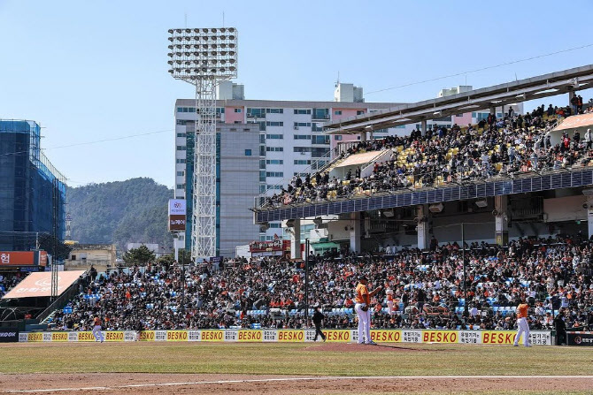 '야구야 반갑다!' 시범경기 <b>개막전</b>부터 관중 대박...대전구장 매진