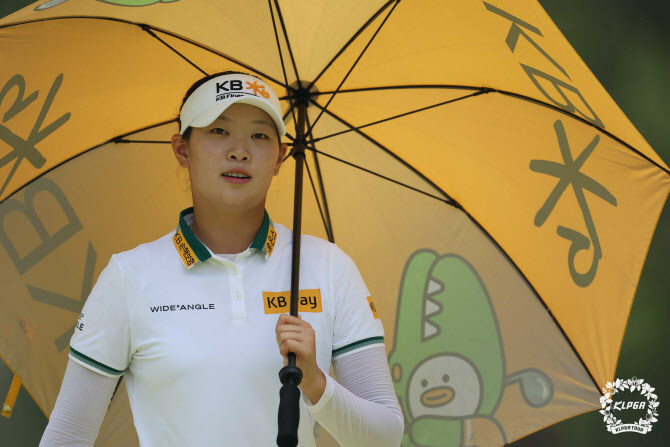 ‘장타 퀸’ 방신실, <b>블루캐니언</b> 2R 단독 <b>선두</b>…2주 연속 우승 경쟁