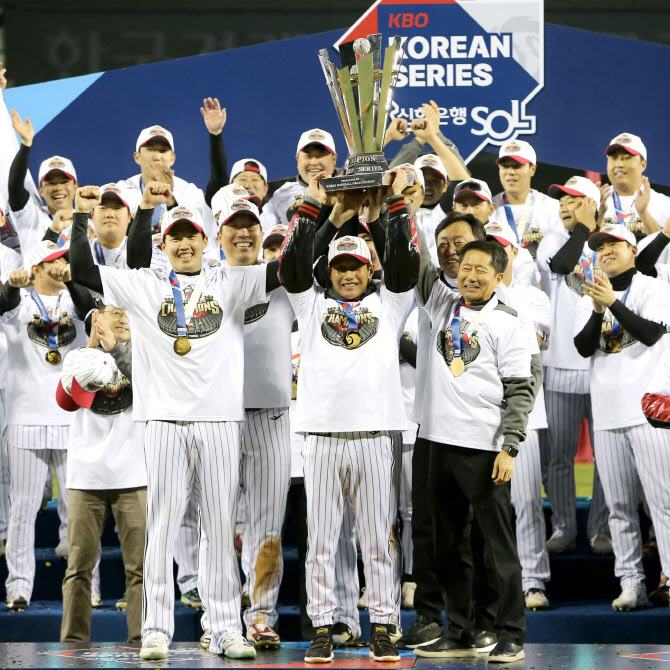 LG트윈스, '<b>챔피언 팝업</b> 전시' 진행...<b>우승</b>트로피 팬들에 공개
