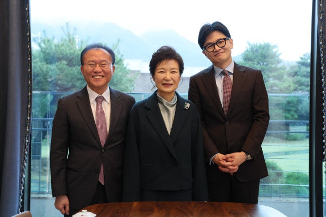 <b>한동훈</b> "박근혜 전 대통령과 국정 전반·살아온 이야기"(상보)