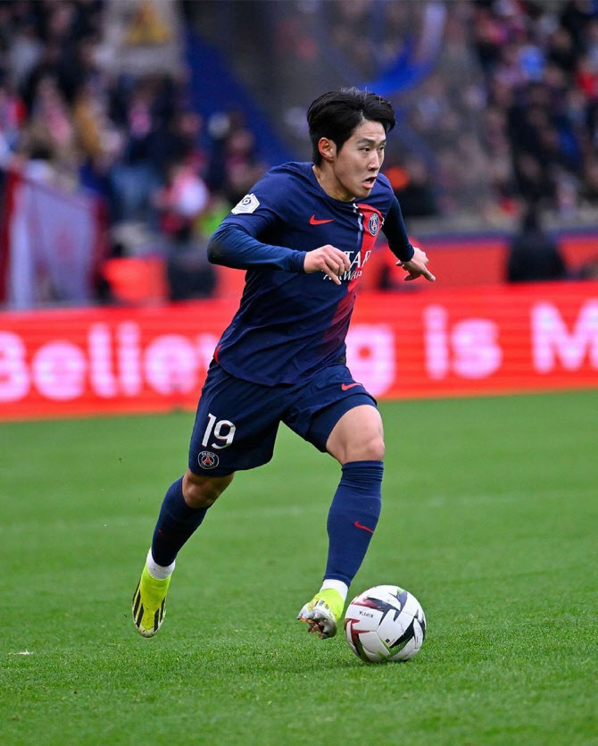 <b>이강인</b>의 환상적인 왼발 <b>감아차기</b> 골, PSG 구단 '이달의 골' 선정