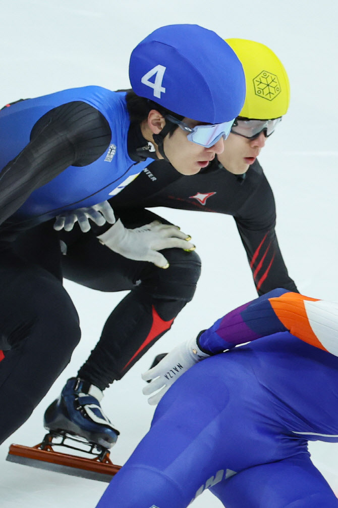 <b>쇼트트랙 황대헌</b>, 또 <b>반칙</b> 저질렀다...대표 선발전 1000m 실격