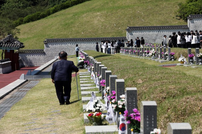 “오월의 <b>광주</b> 기억”…5·18 44주년에 <b>광주</b> 모이는 시민들[사회in]