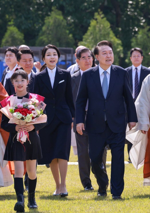 尹<b>대통령</b>, ‘<b>회암사</b> 사리 이운 기념 축제’ 참석…김건희 여사 동행
