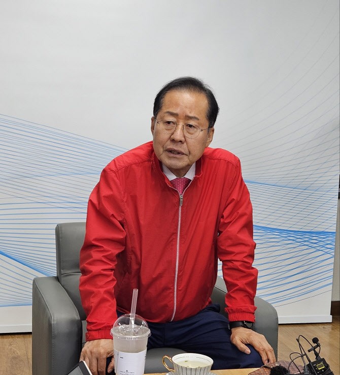 <b>홍준표</b> “내가 <b>탈당</b>?…가당치도 않아”