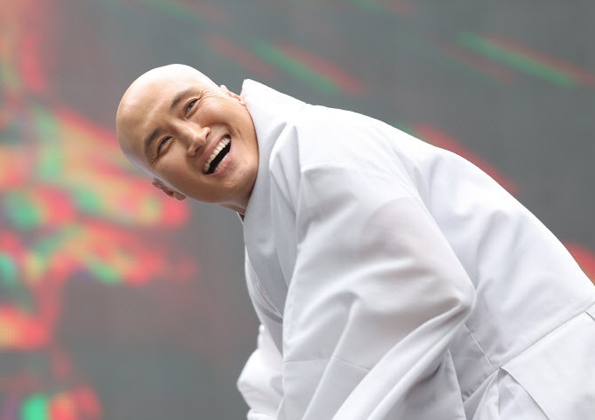 <b>뉴진스님 싱가포르</b> 공연 결국 취소…“불교요소 제외 합의 불발”