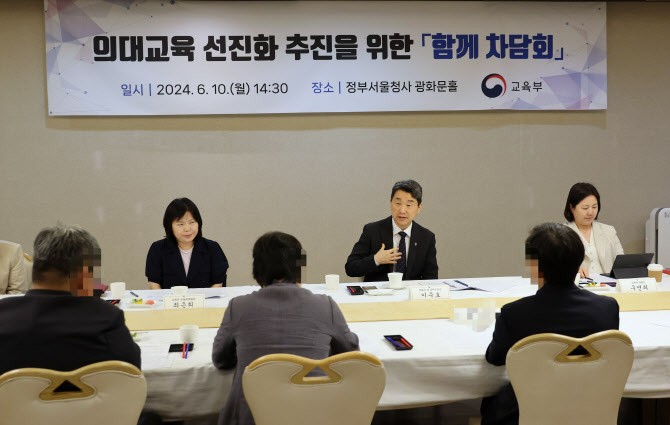 <b>이주호</b> "의대 정원 늘어도 <b>교육</b> 질 떨어지는 일 없어"