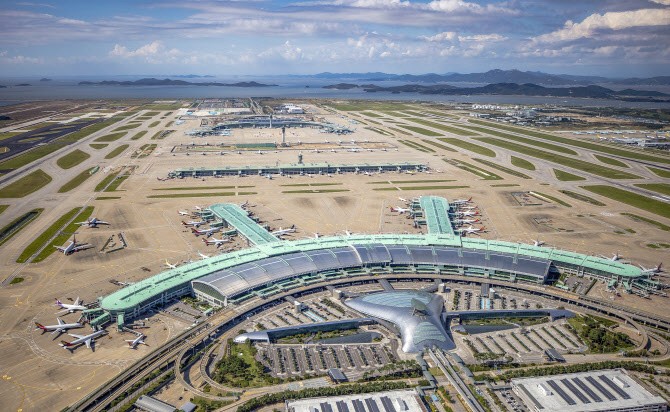 <b>인천공항</b> 1활주로, <b>화물기 타이어</b> 터져 운영 중단